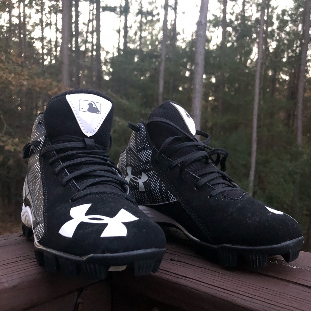 NWOT Under Armour Mid Baseball Cleats - 2.5 Youth